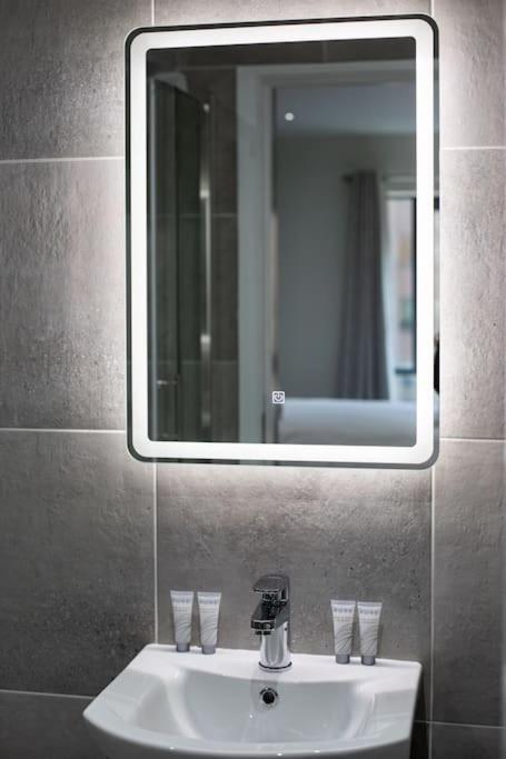 Luxury, Sleeps 6, City Centre เบลฟาสต์ ภายนอก รูปภาพ