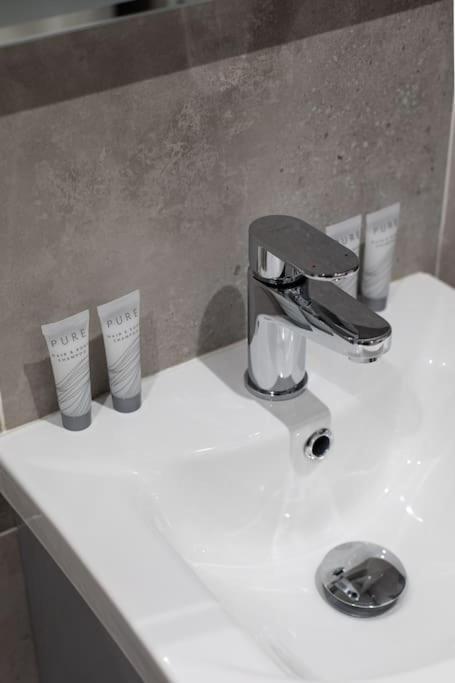 Luxury, Sleeps 6, City Centre เบลฟาสต์ ภายนอก รูปภาพ