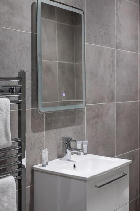 Luxury, Sleeps 6, City Centre เบลฟาสต์ ภายนอก รูปภาพ